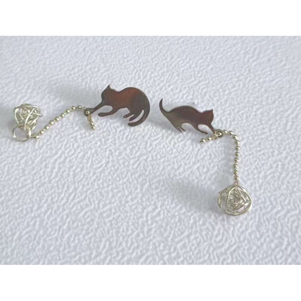Cats Playing with‎ String Yarn Silvertone Earrings NWT